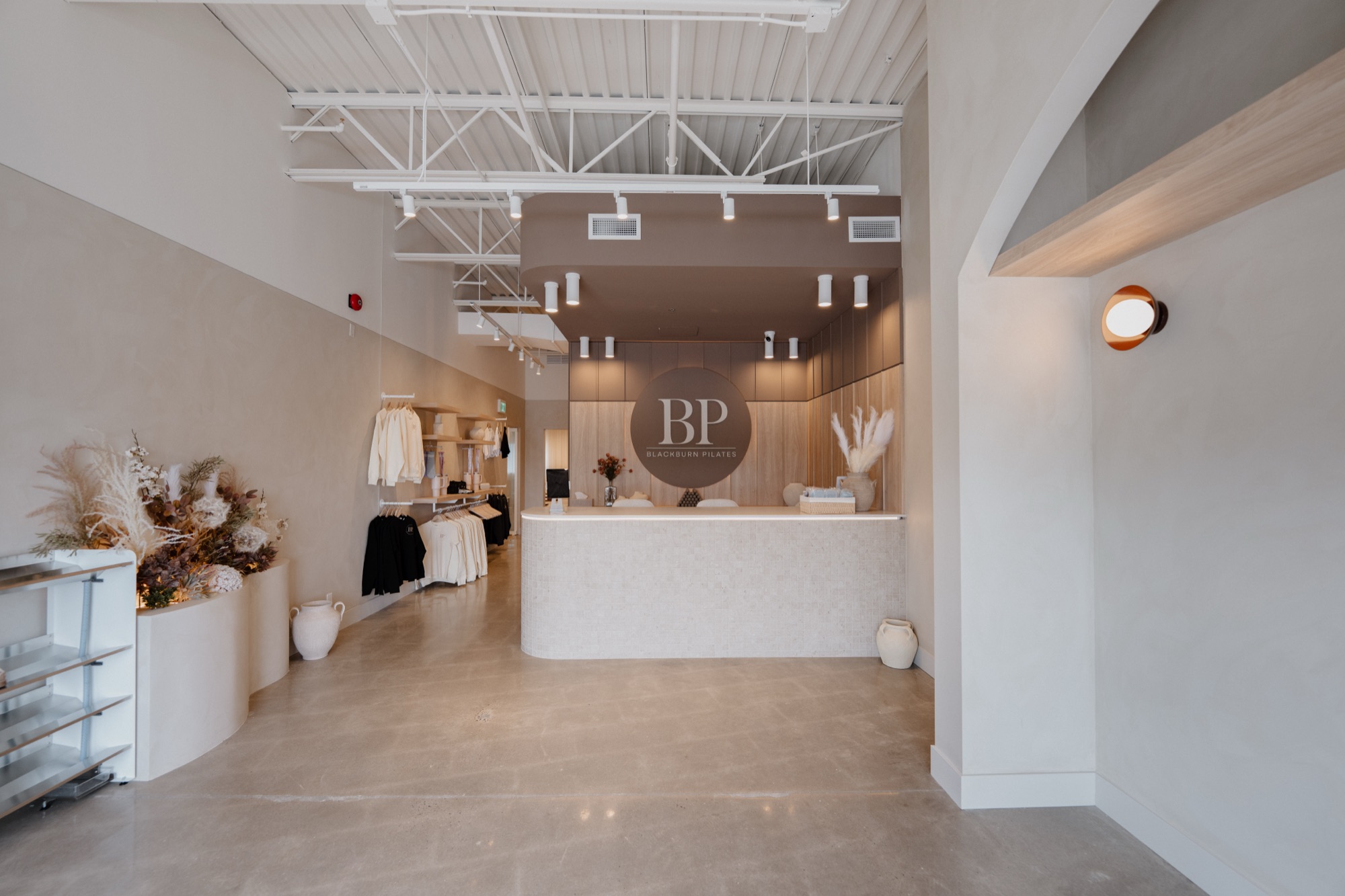 Accueil et comptoir de la boutique du studio Blackburn Pilates Blainville