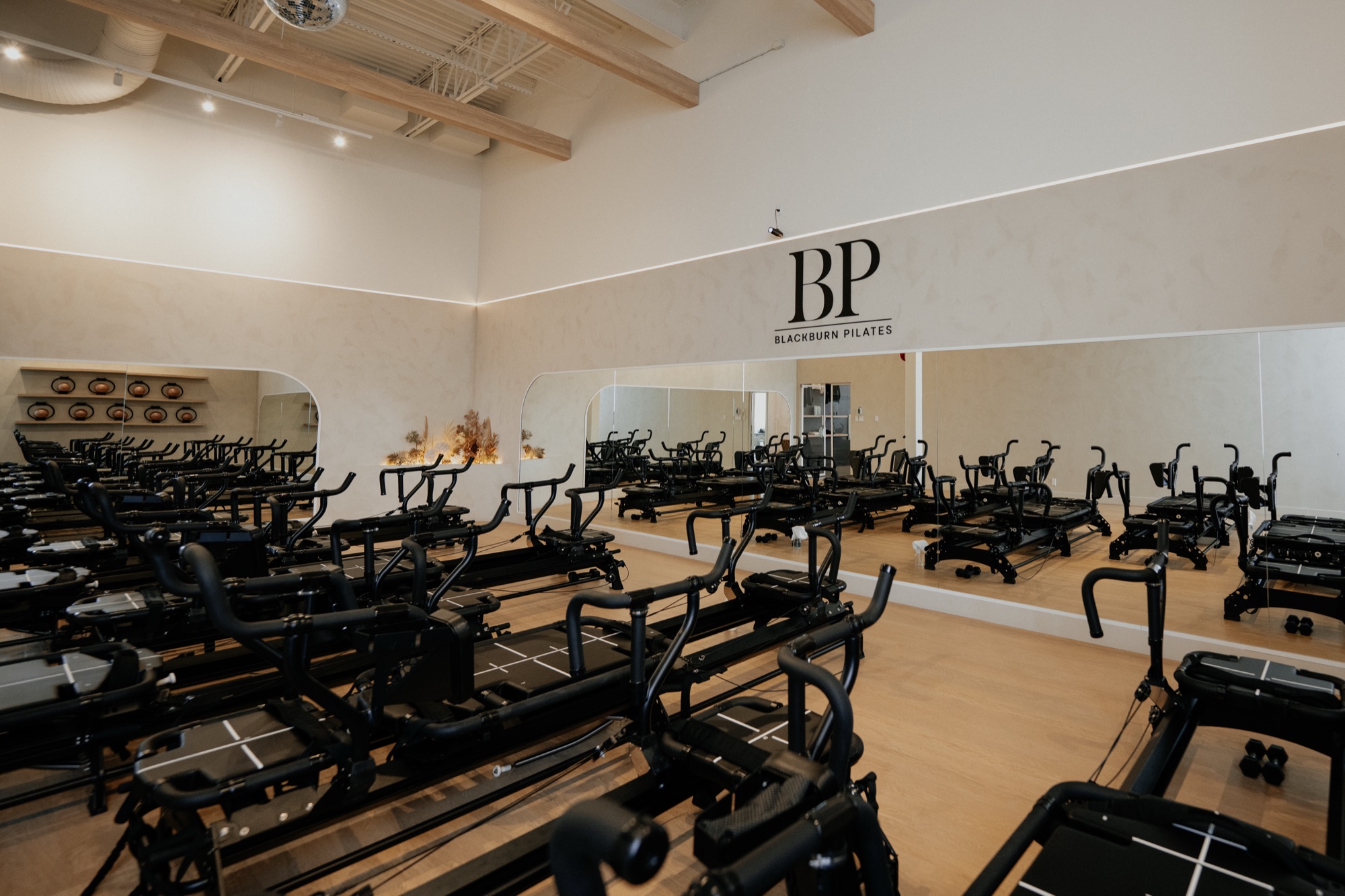 Membres sur les reformers du studio Blackburn Pilates Bromont, ambiance chaleureuse