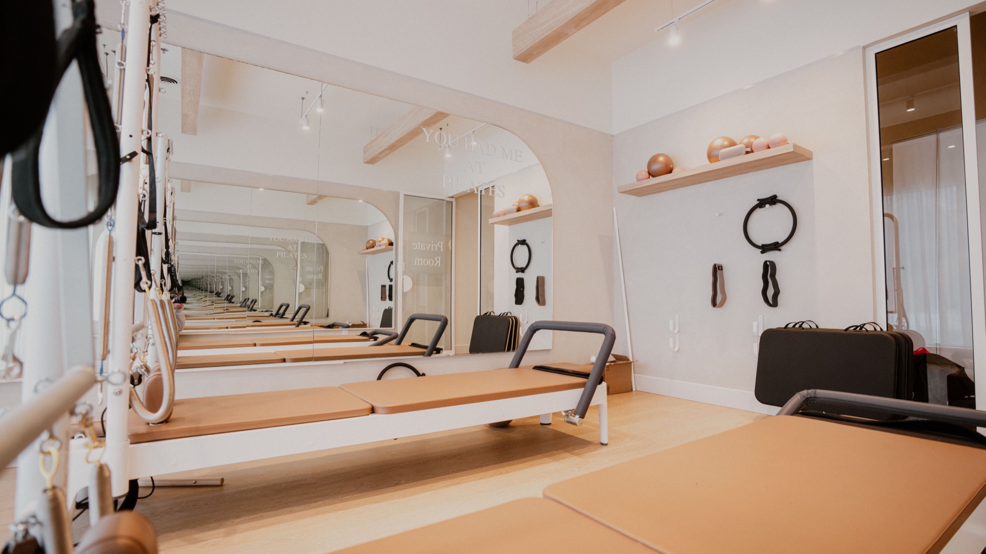 Corridor miroité et étagère d'accessoires Pilates du studio Blackburn Pilates Sainte-Julie